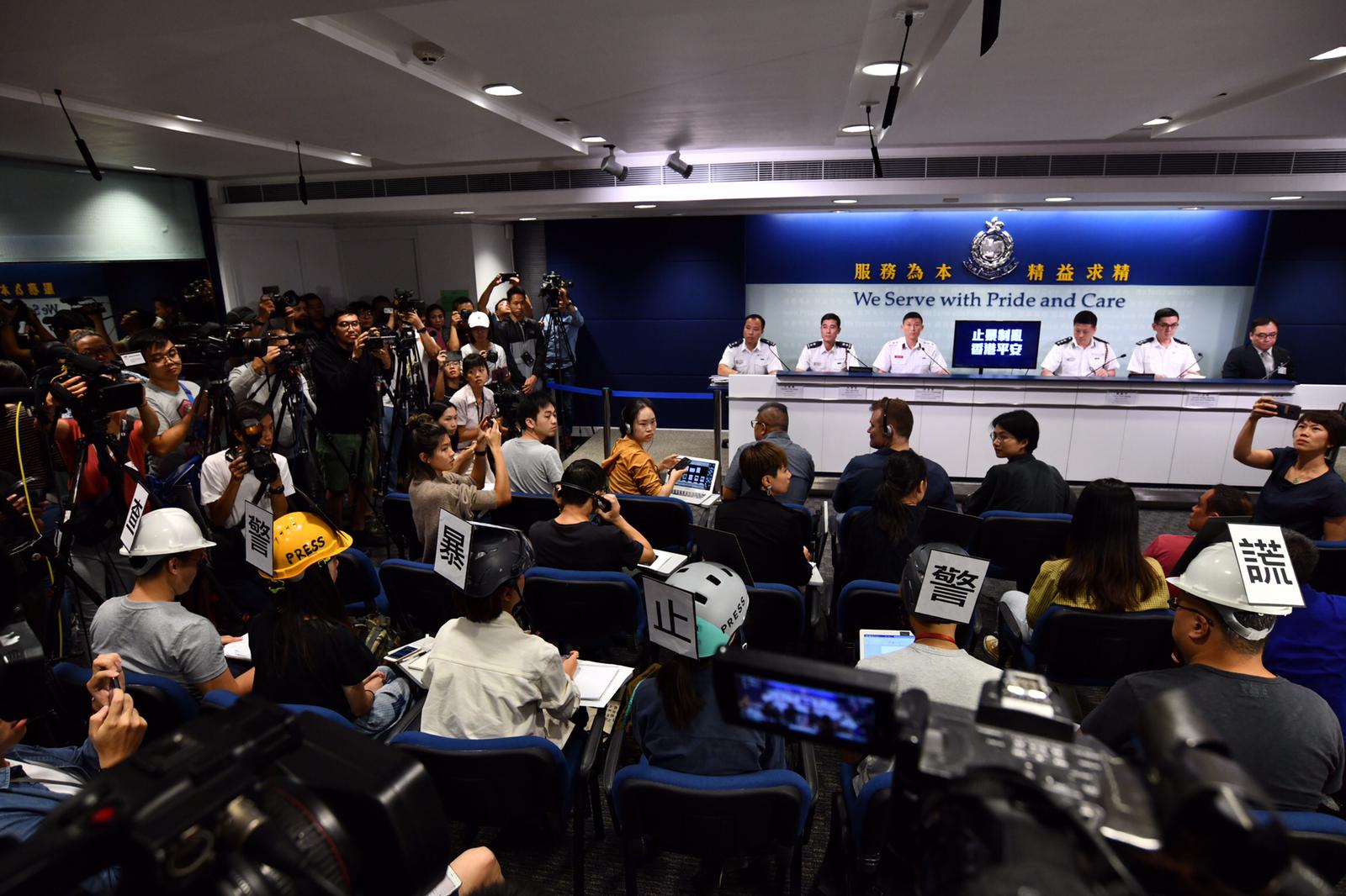 警方要求示威記者離開。