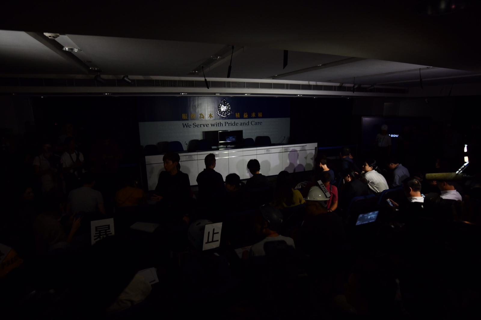 警方宣布記者會取消。