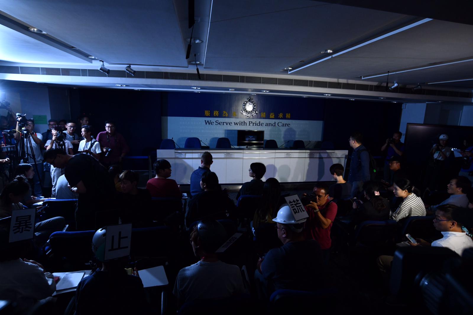 警方宣布記者會取消。