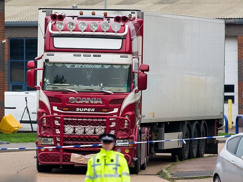 希臘警方攔查一輛冷凍貨櫃車時,發現車上藏有41名非法移民。網圖