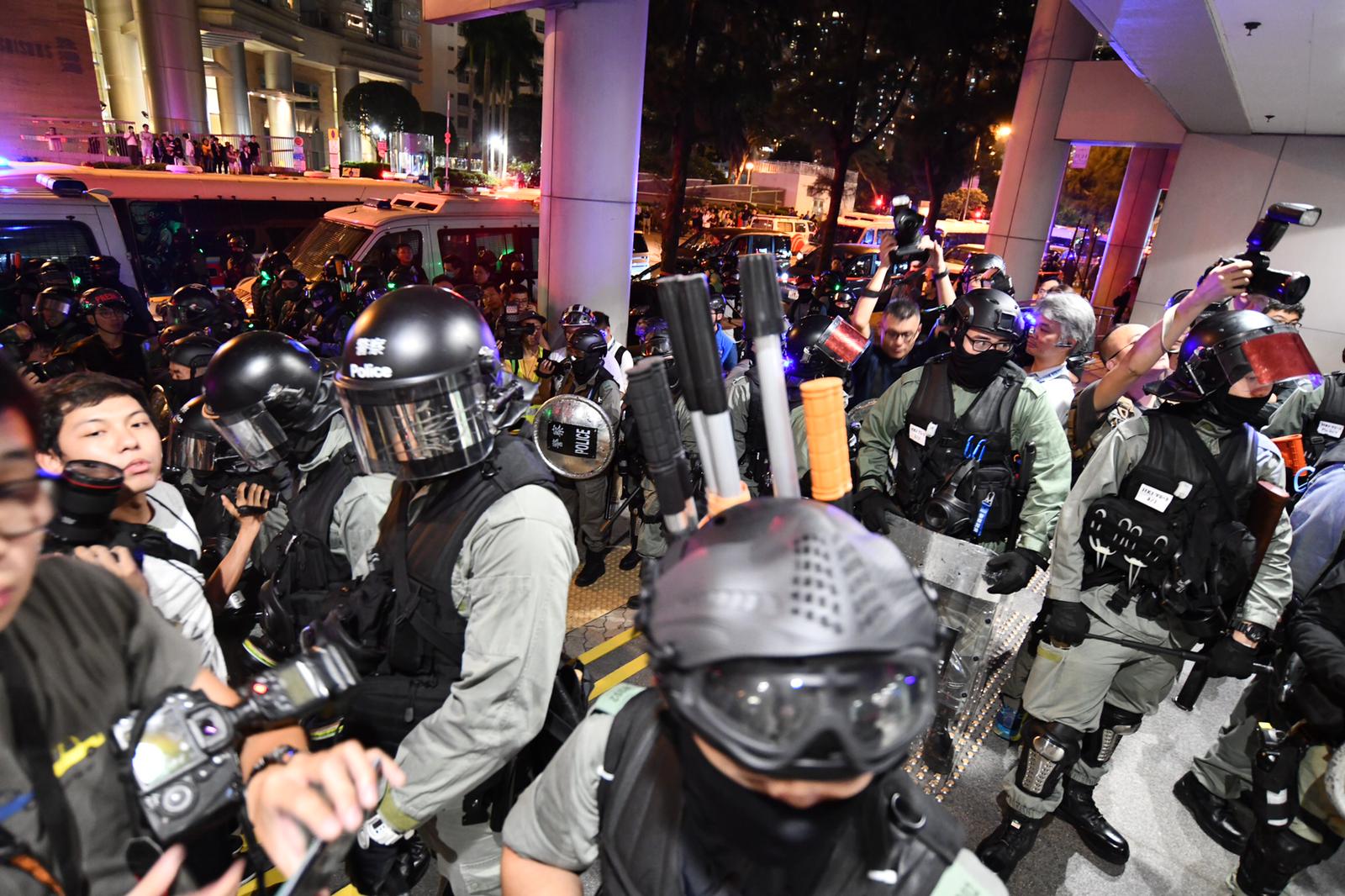 逾百防暴警察昨日進駐東區法院,將涉藏汽油彈案獲釋被告再被捕。 資料圖片