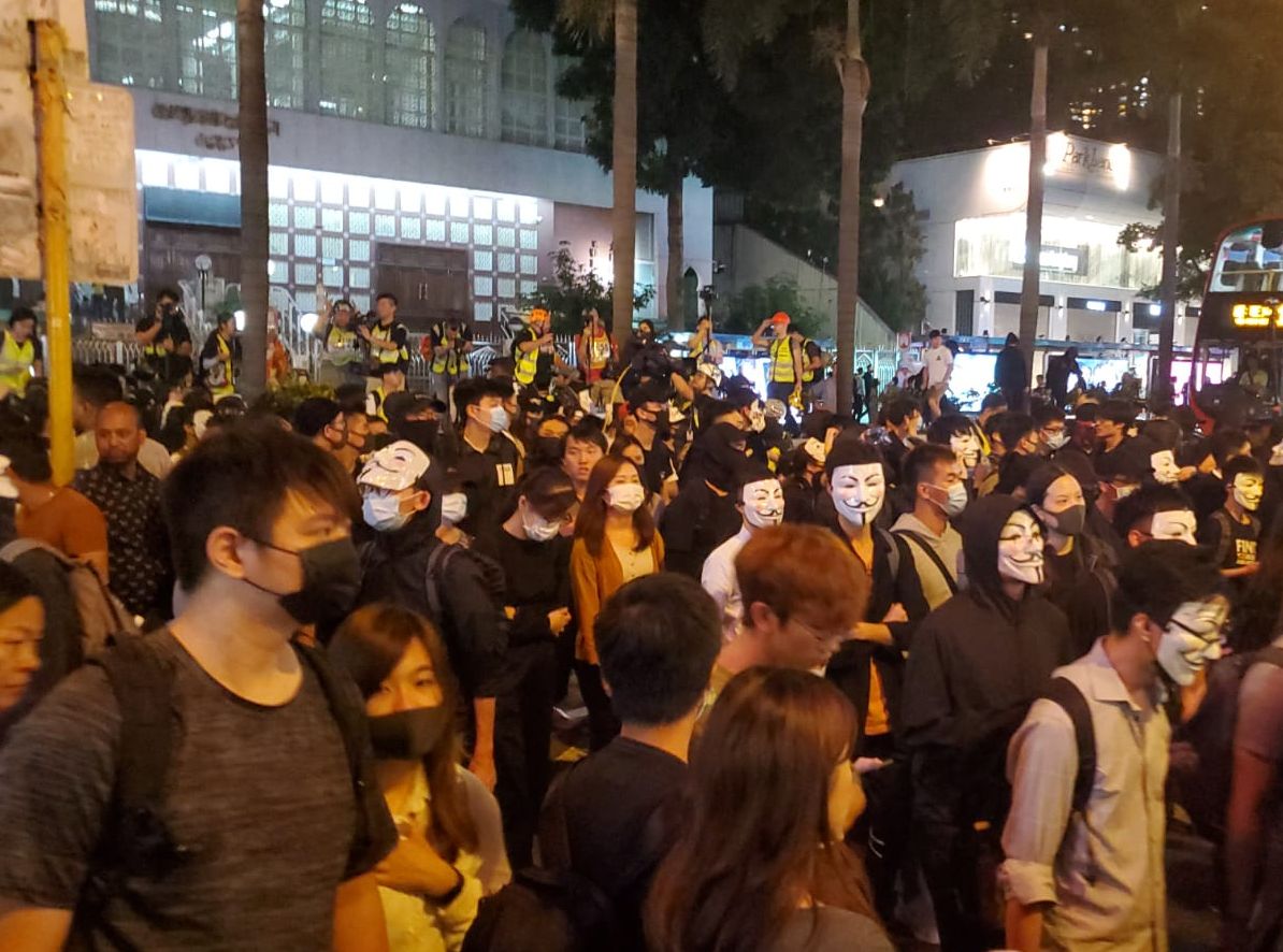 示威者尖沙嘴設路障堵路 水炮車出動射水炮