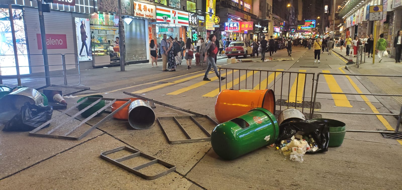 示威者尖沙嘴設路障堵路 水炮車出動射水炮