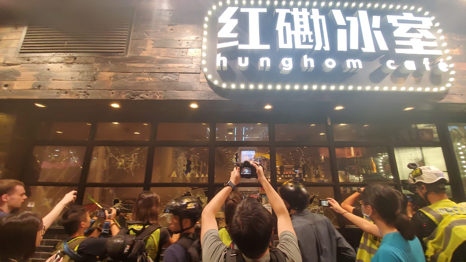 示威者尖沙嘴設路障堵路 水炮車出動射水炮