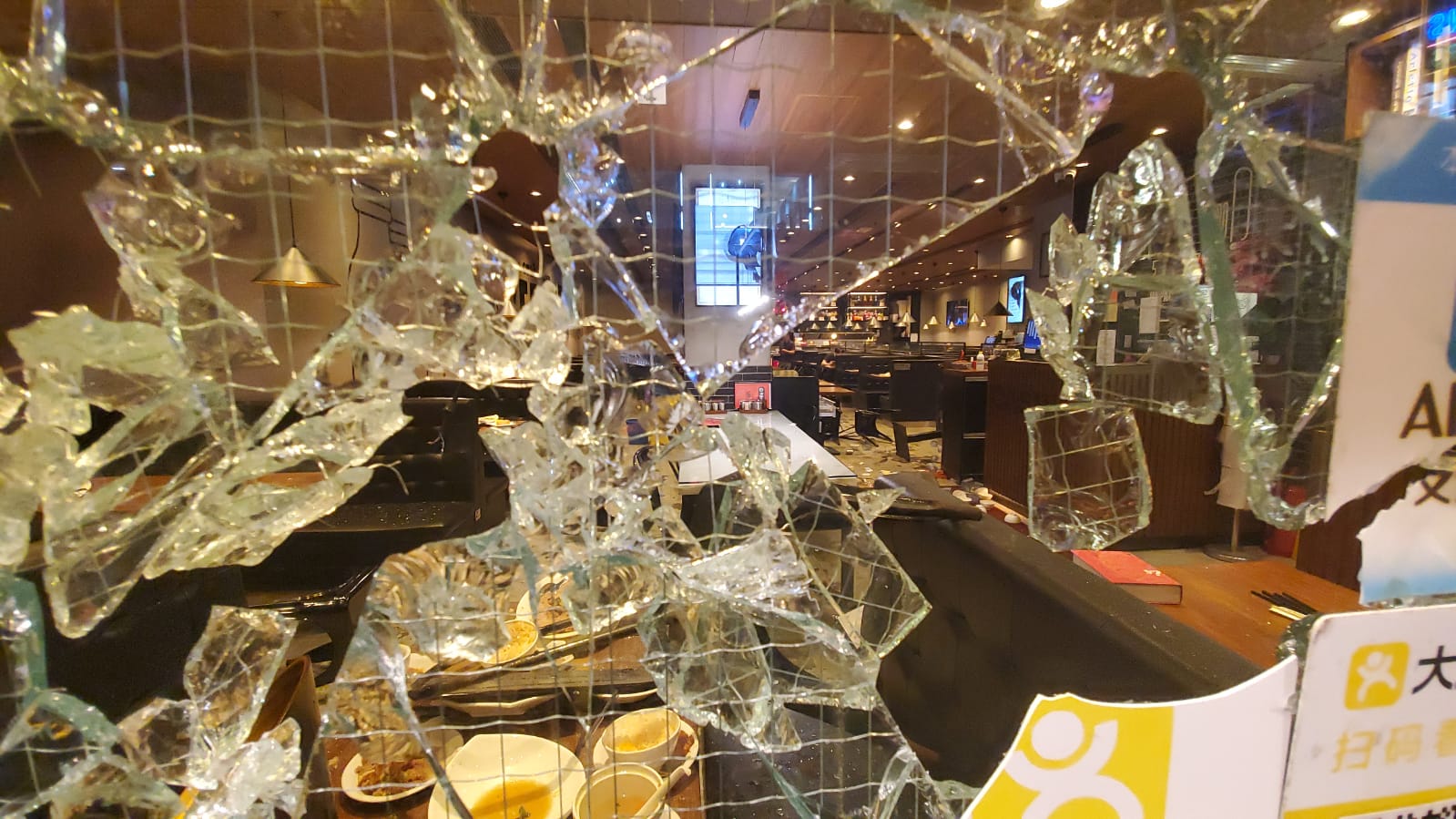 示威者尖沙嘴設路障堵路 水炮車出動射水炮