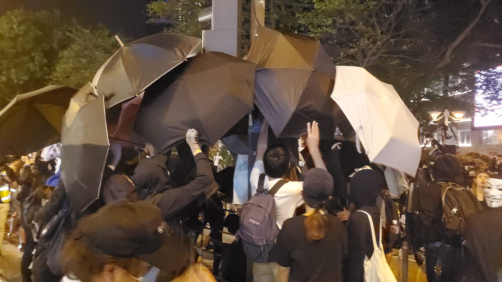 示威者尖沙嘴設路障堵路 水炮車出動射水炮