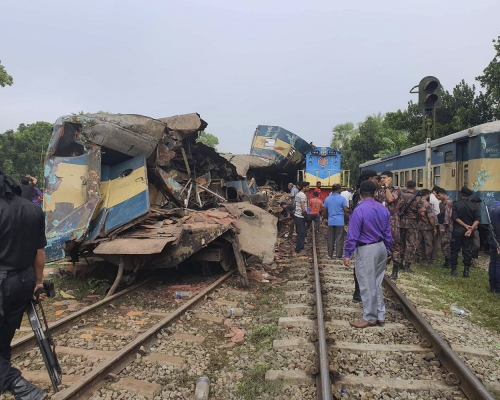 孟加拉兩列火車迎頭相撞 疑無跟訊號行駛?致16人死