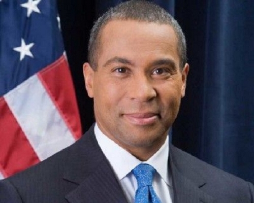 麻省前黑人州長籌組助選班底 疑競逐民主黨總統提名