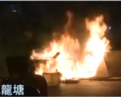 【大三罷】示威者九龍塘堵路破壞交通燈 縱火燒路障