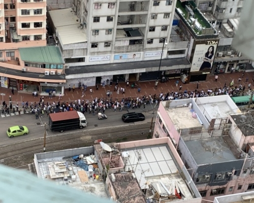 【大三罷】元朗站數十制服人聚集 佔據大馬路遊行