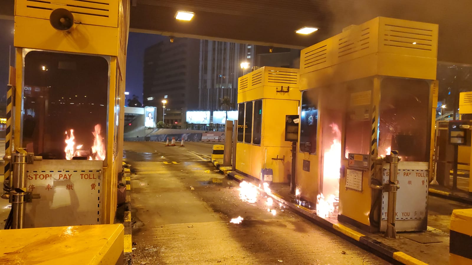 大學生封主幹道,港府促大學校長處理。