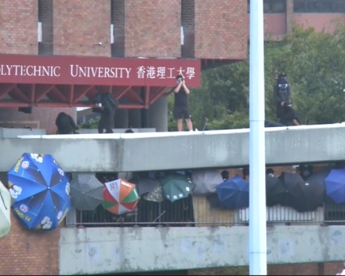 【大三罷】理工橋聚滿黑衣人 有人橋頂持望遠鏡視察