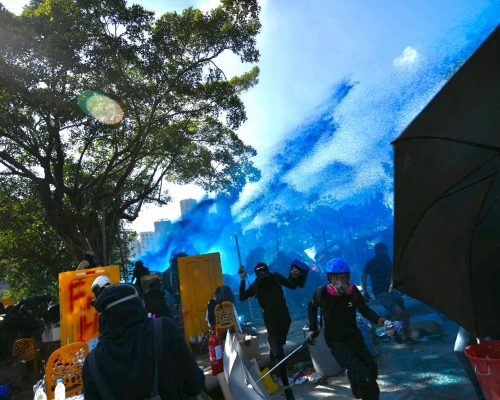 【修例風波】兩水炮車抵漆咸道南對峙現場 射藍水驅散