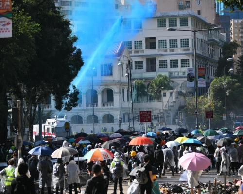 【修例風波】理大平台放巨型丫叉 示威者向警彈射雜物