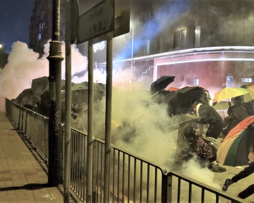 私家車衝擊防線警員開一槍警方警告：停止襲擊否則實彈還撃