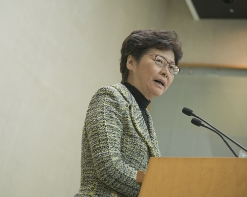 【修例風波】林鄭月娥探小腿中箭警員 籲理大示威者聽從警指示