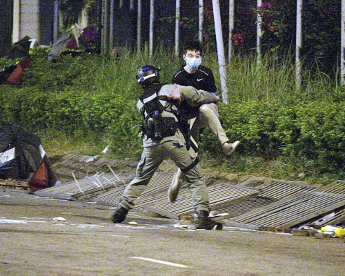 【修例風波】理大示威者嘗試逃走十多人被警制服 有人爬坑渠
