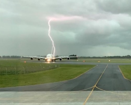 阿聯酋客機險遭雷劈 紐西蘭暴風雨驚悚畫面曝光