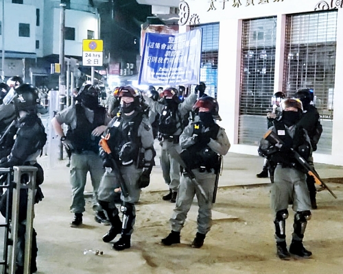 【修例風波】防暴警元朗大馬路舉藍旗 截查多人