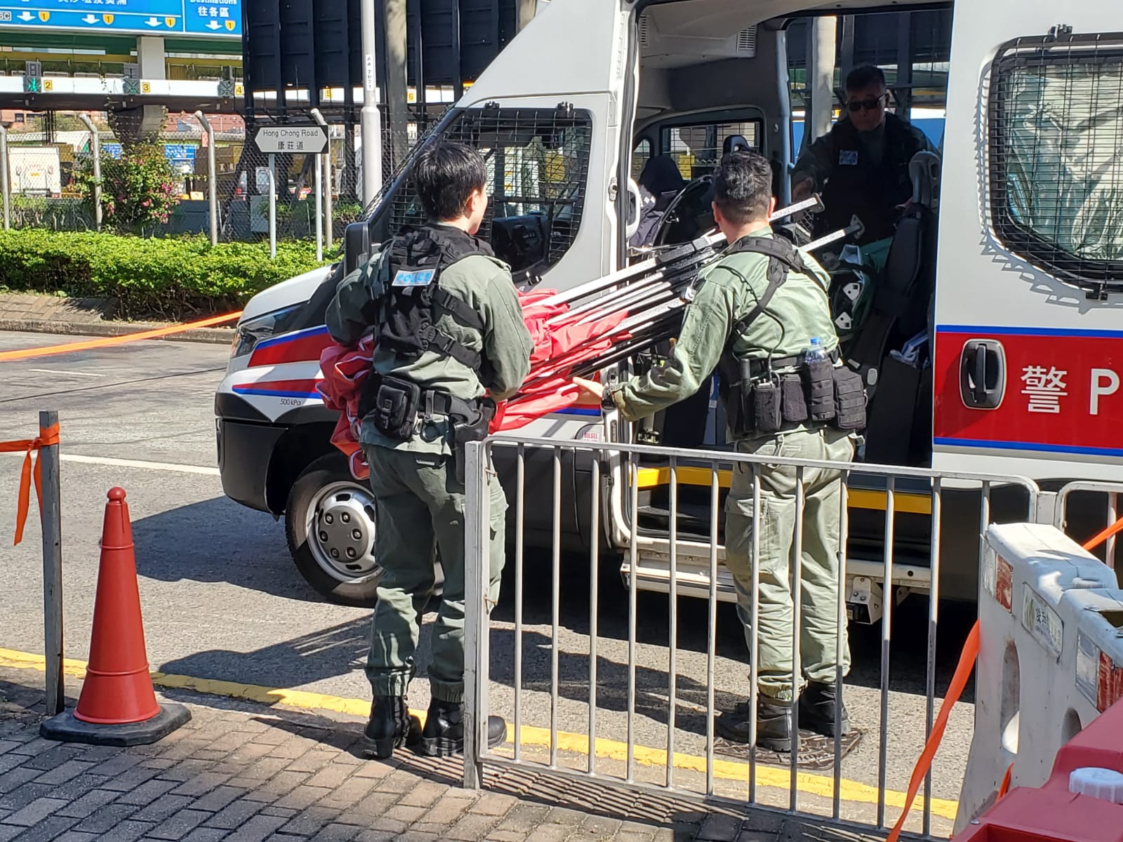 警方拆除警崗。