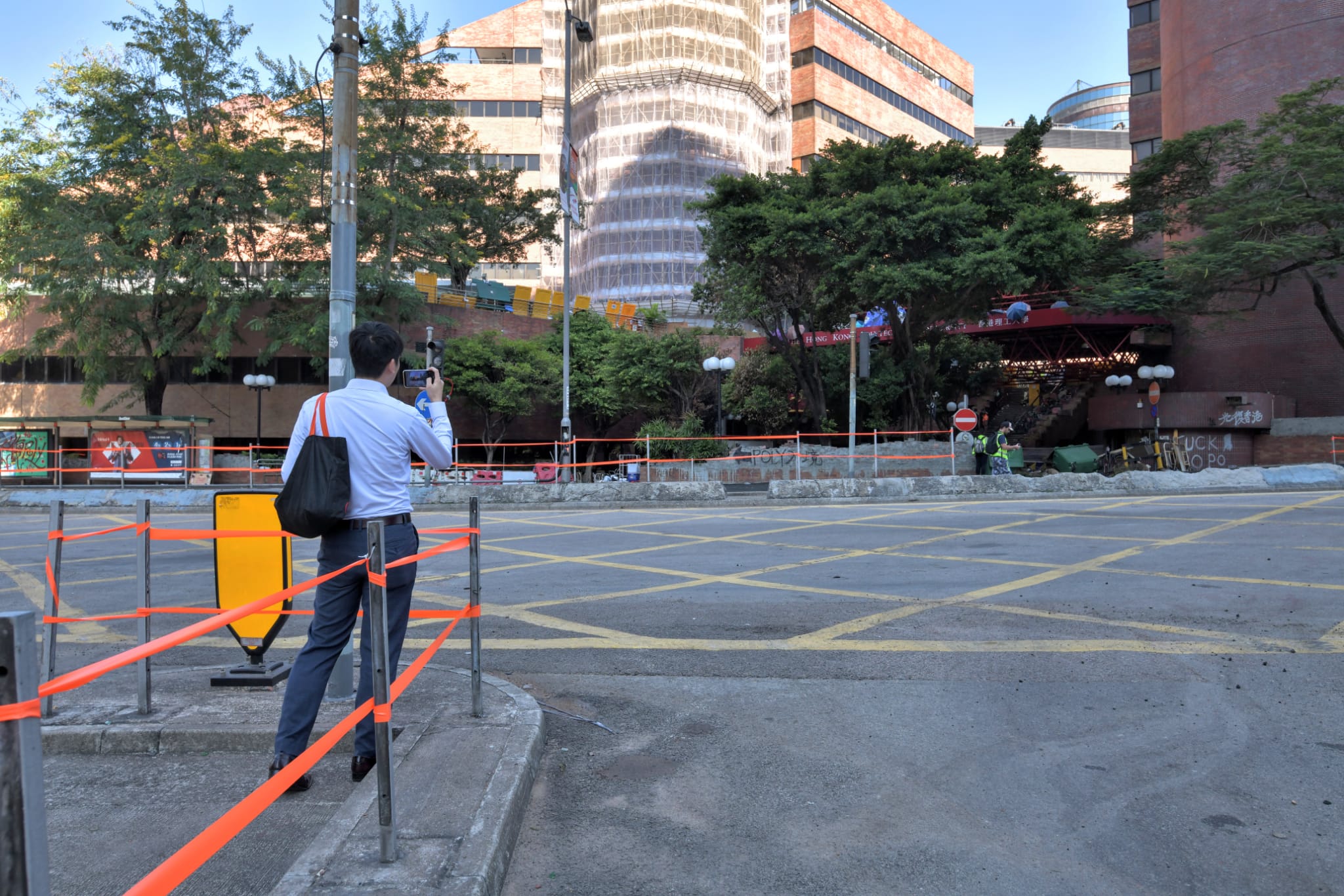 【修例風波】警解封校園附近道路通車 理大只准授權人士進入