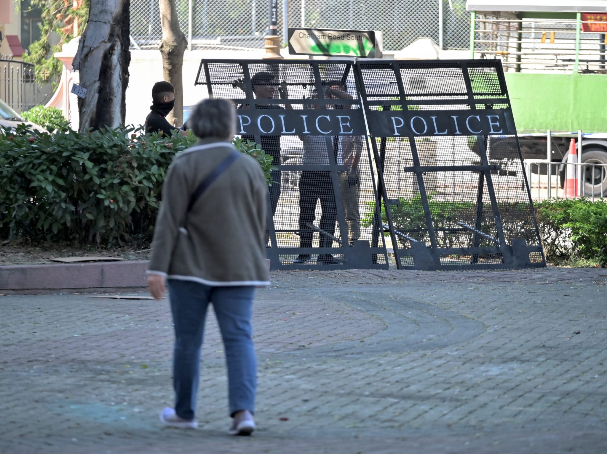 【修例風波】警解封校園附近道路通車 理大只准授權人士進入