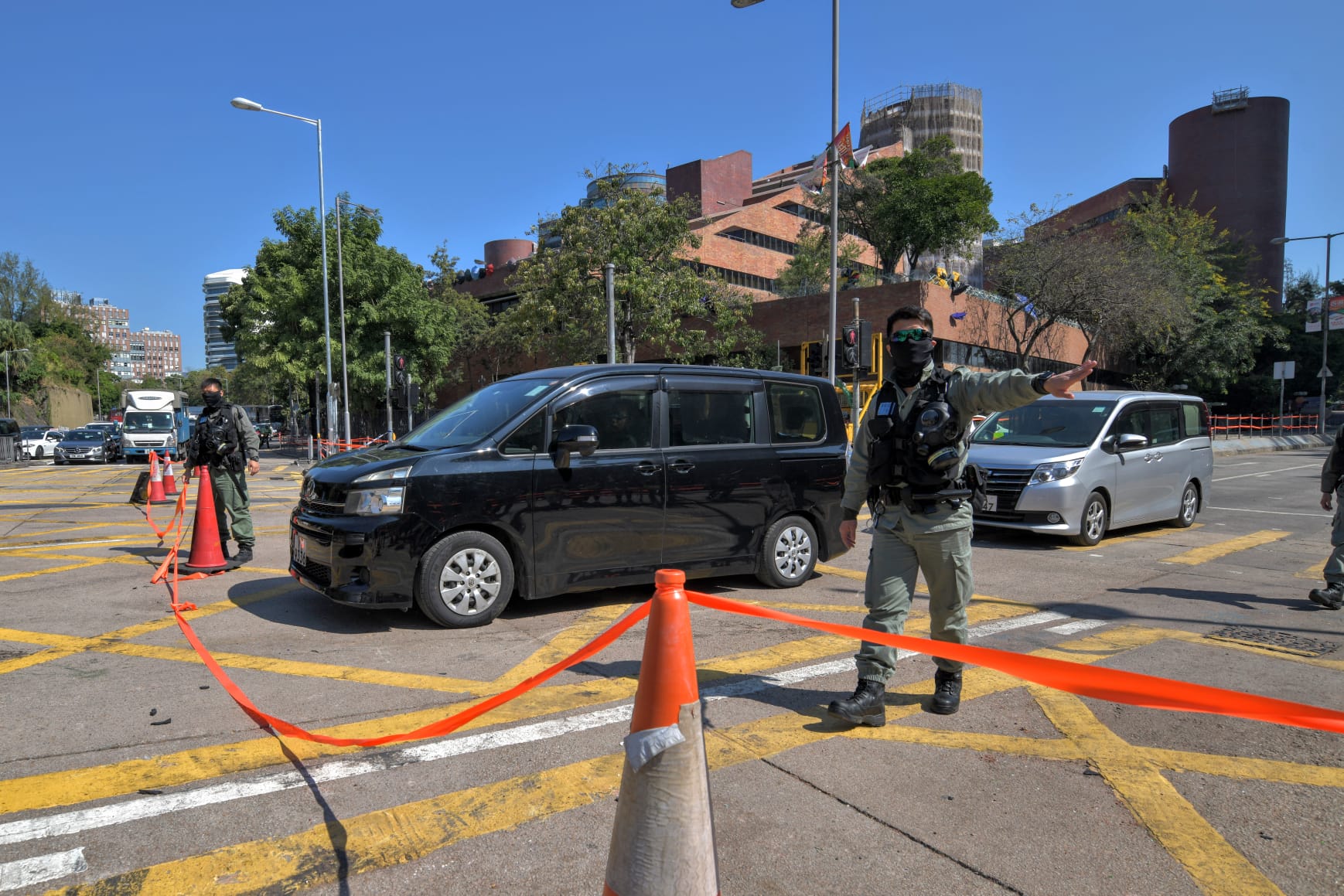 【修例風波】警解封校園附近道路通車 理大只准授權人士進入