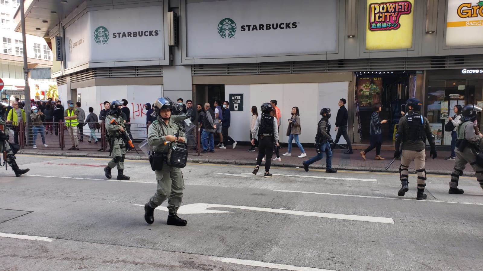 防暴警到場驅散示威者返回行人路。圖:讀者提供