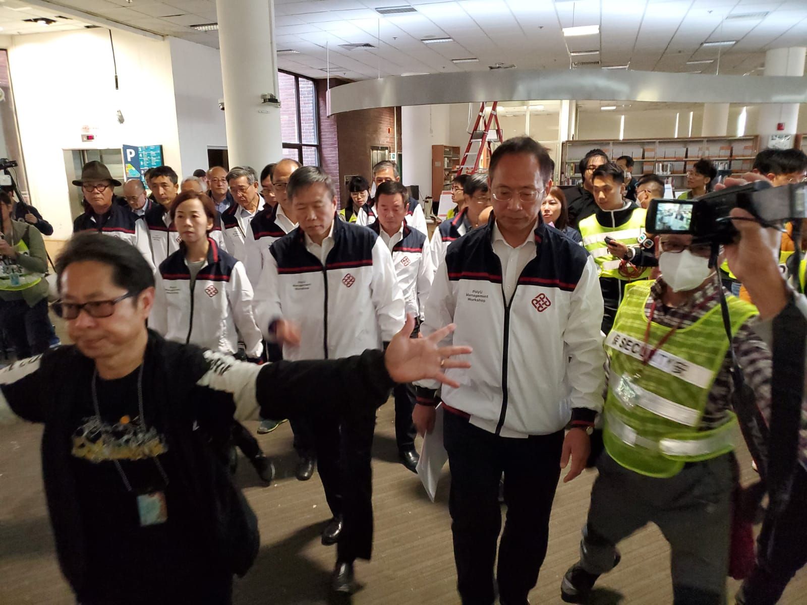 高層下午起在校園內視察