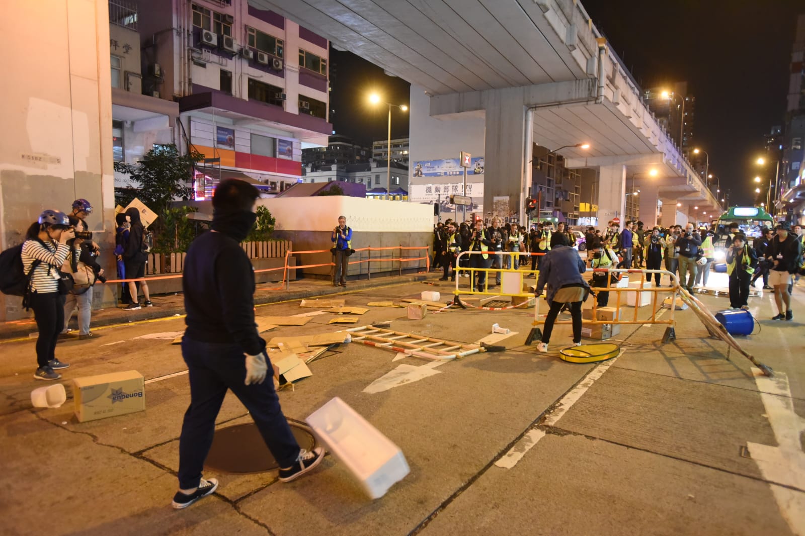 一批黑衣蒙面示威者堵塞太子道西。