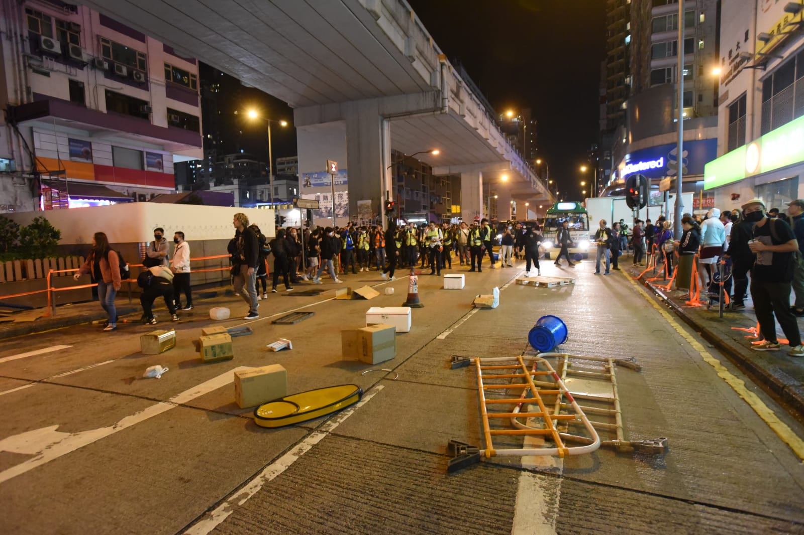 一批黑衣蒙面示威者堵塞太子道西。