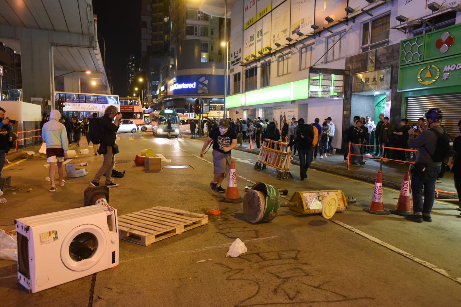 一批黑衣蒙面示威者堵塞太子道西。