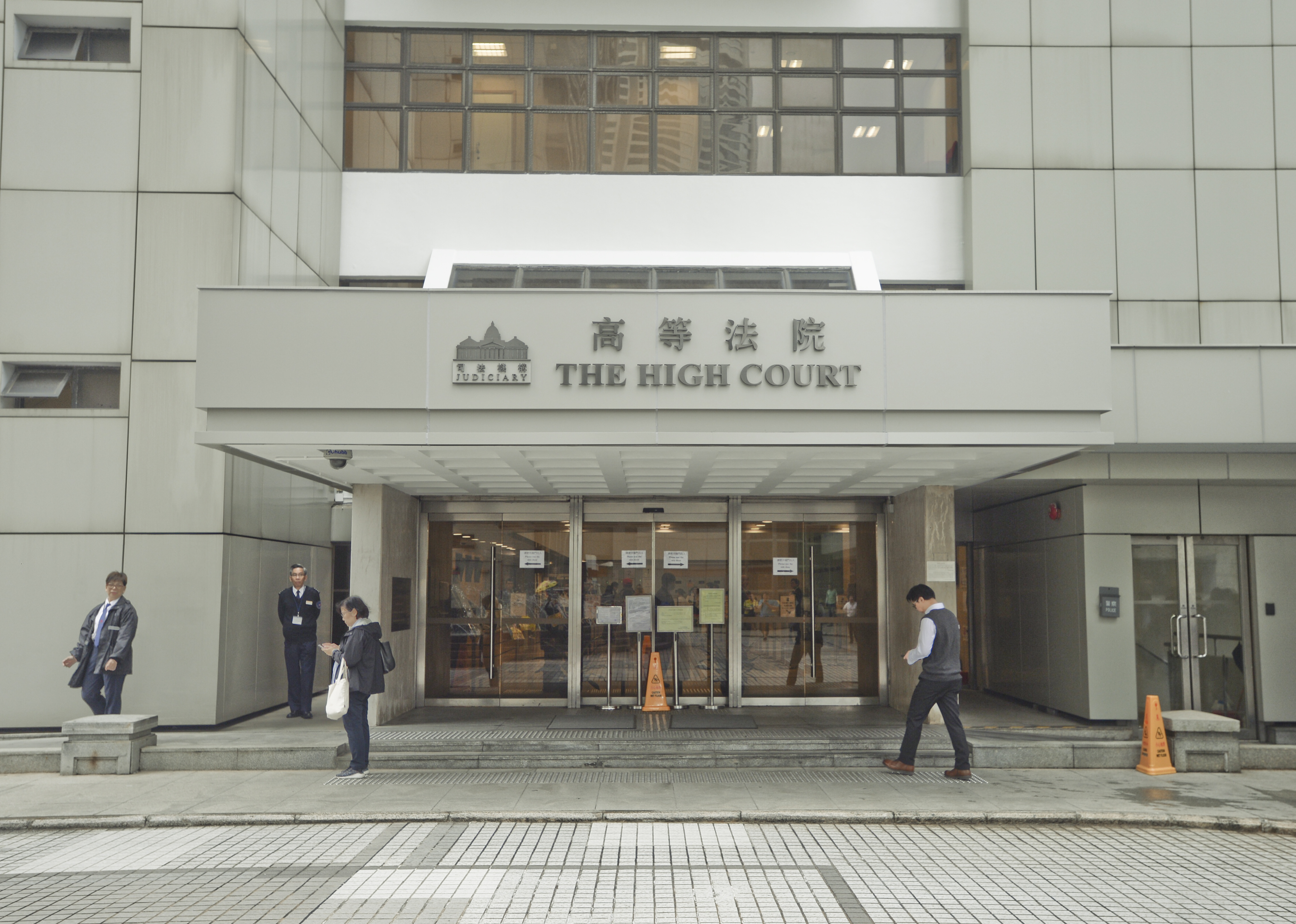 涉箍頸扑頭劫的哥,情侶認罪候判。資料圖片