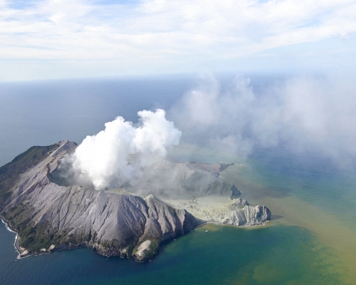新西蘭懷特島火山爆發 至少1人死亡多人失蹤