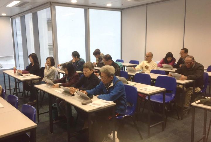 導師在課堂上教導長者學習使用平板電腦瀏覽資訊。(圖片由公大提供)