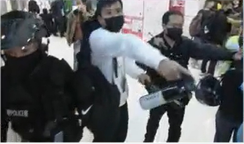 便衣警持棍及噴霧驅趕人群。NOW新聞截圖