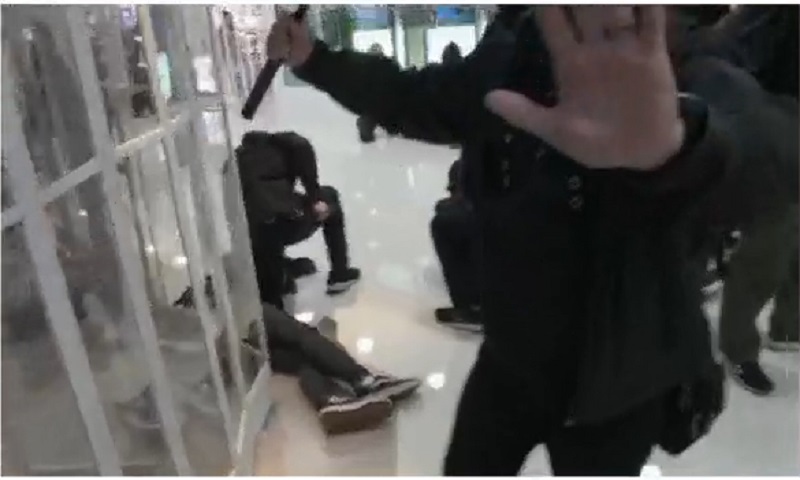 多名示威者被制服。NOW新聞截圖