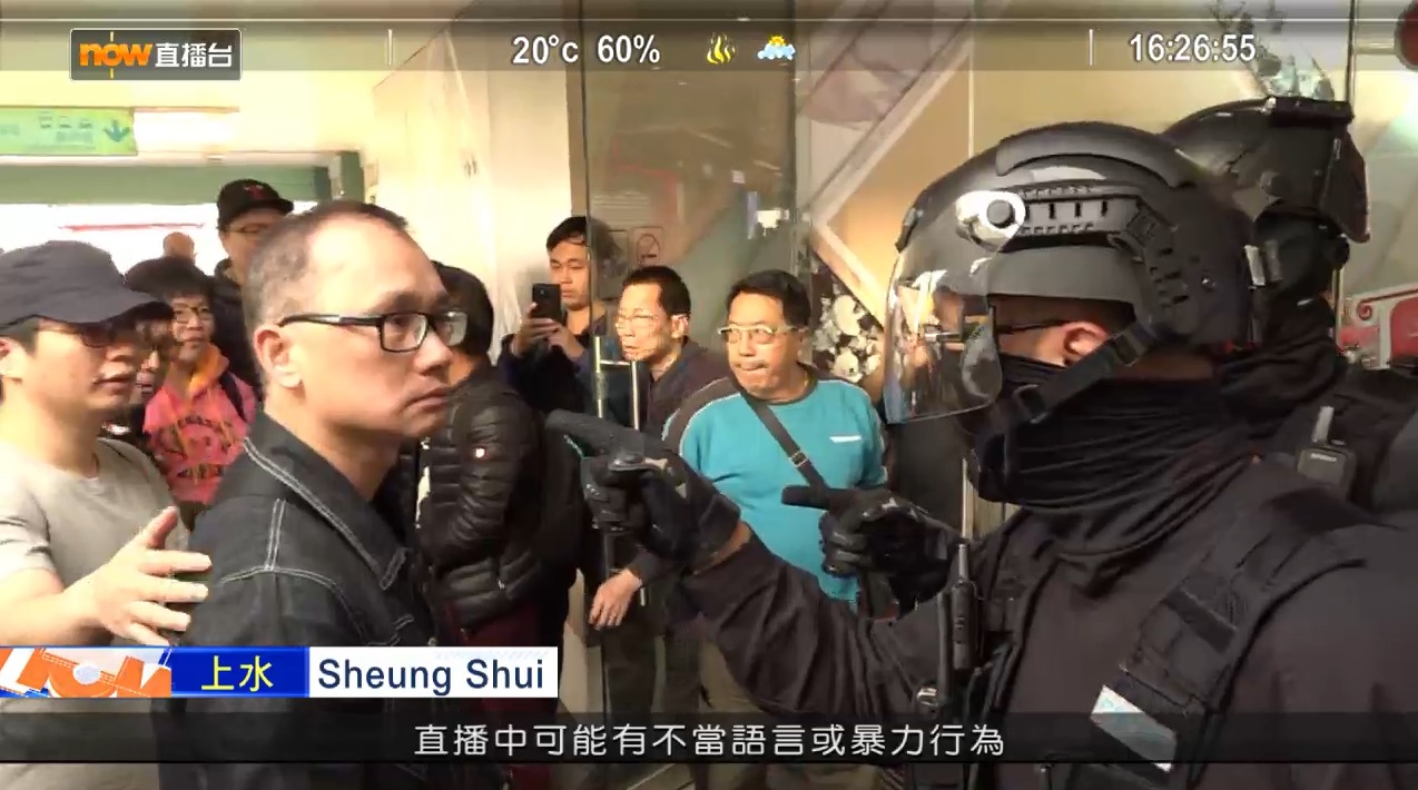 天橋有市民指罵警察,警員向市民警告離開。NOW新聞截圖