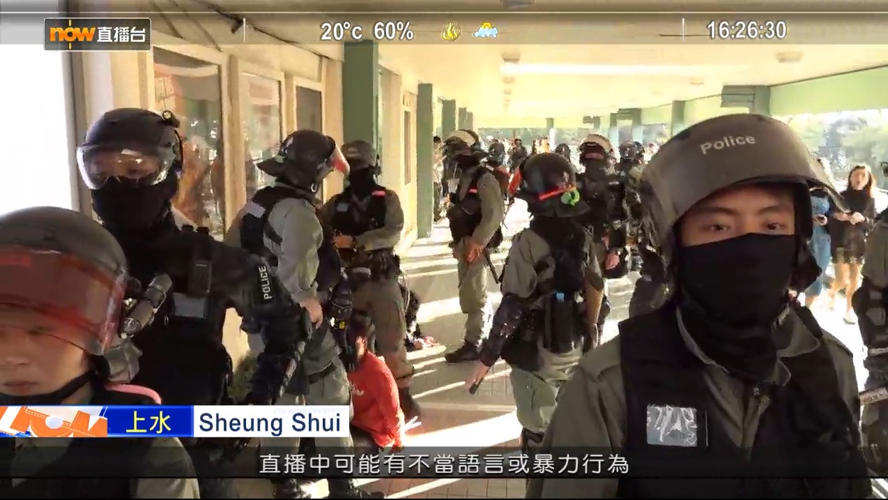 天橋有市民指罵警察,警員向市民警告離開。NOW新聞截圖