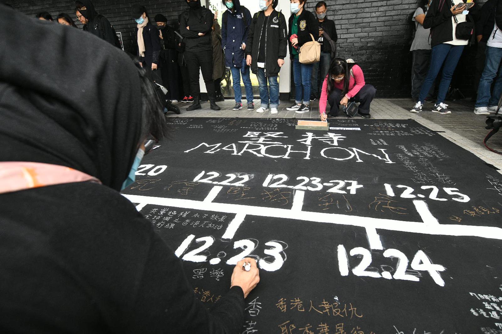 集會人士回顧半年的示威衝突