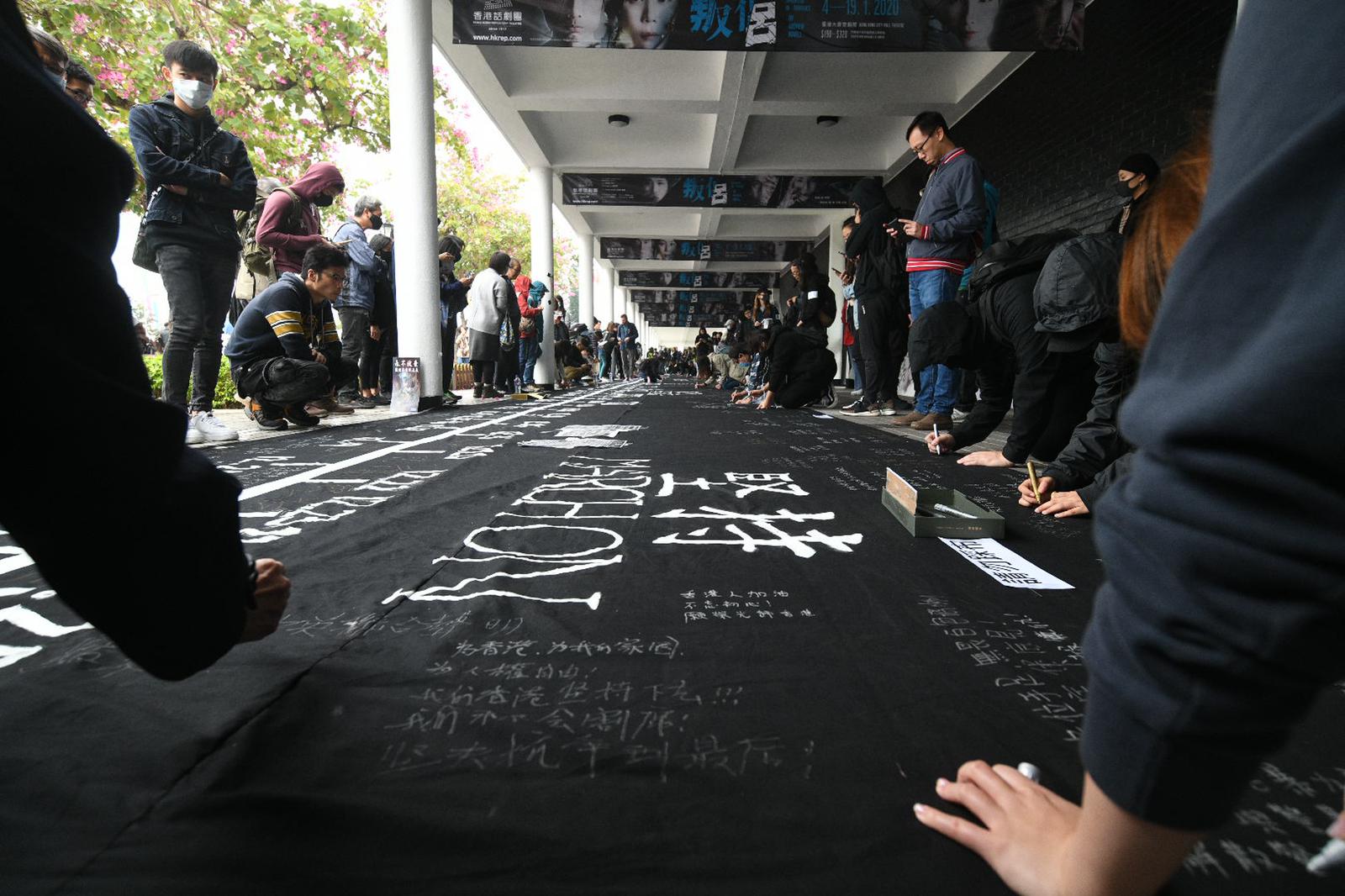 集會人士回顧半年的示威衝突