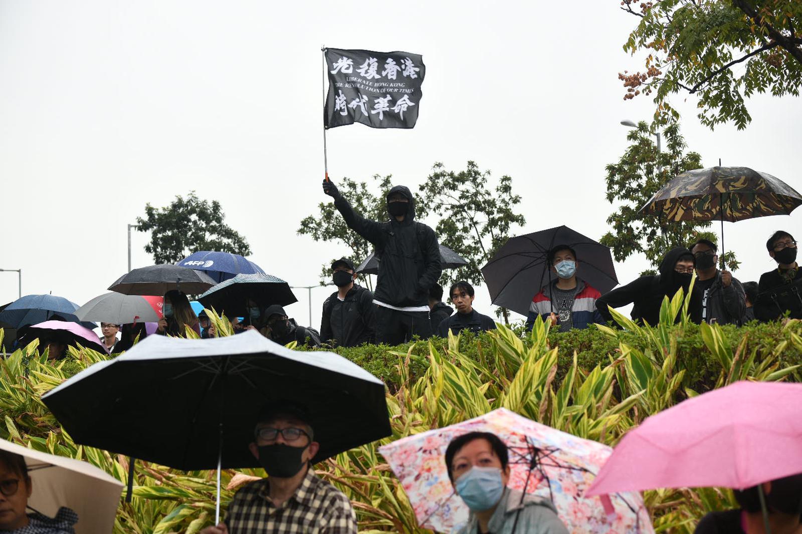 過百人出席集會