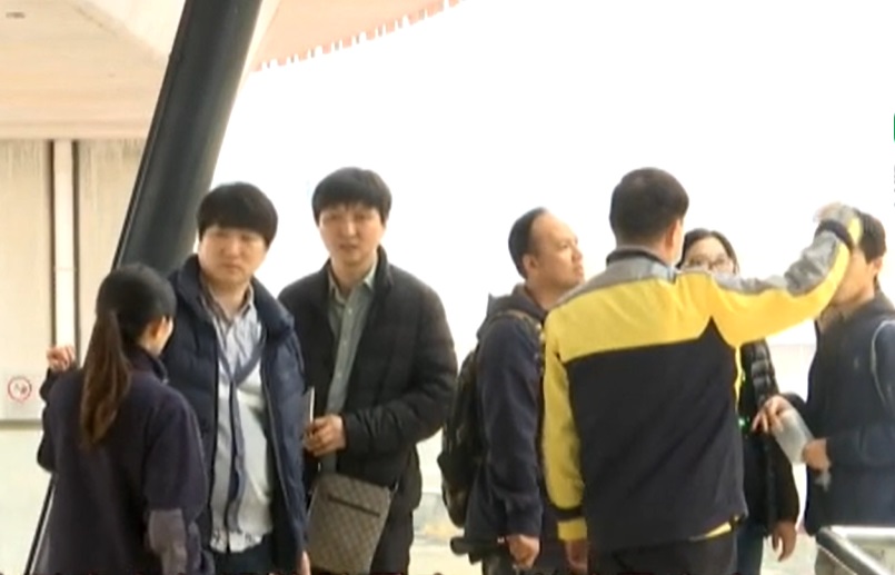 車站職員指示乘客。澳廣視截圖