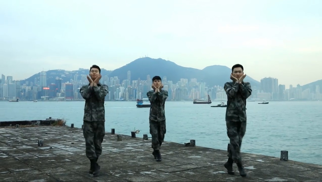 駐港解放軍以維港背景起舞。影片截圖