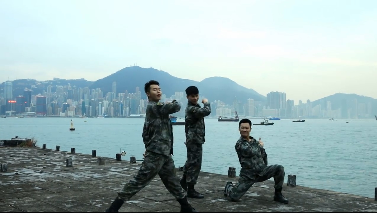 駐港解放軍以維港背景起舞。影片截圖