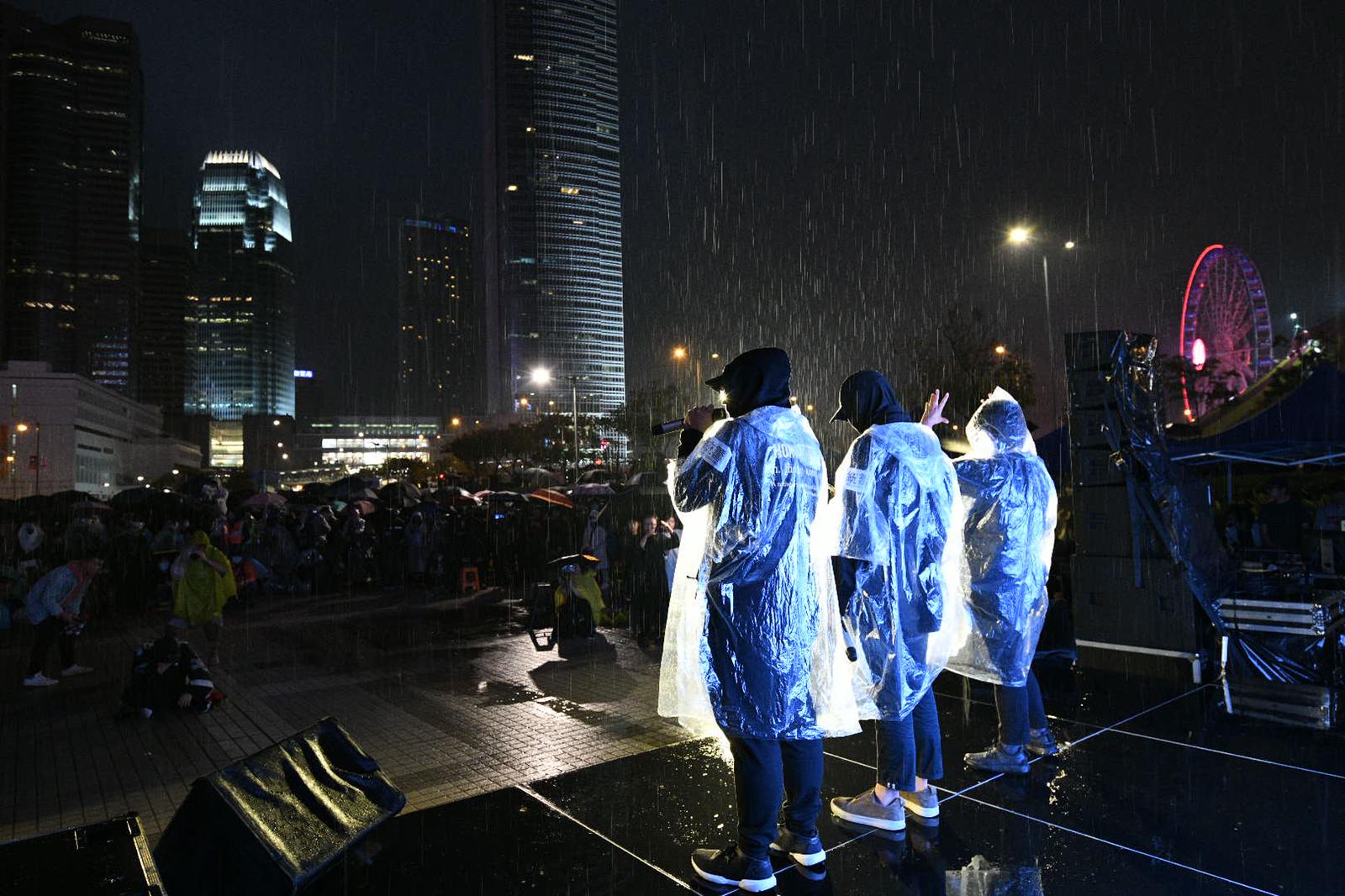 集會在晚上6時許結束