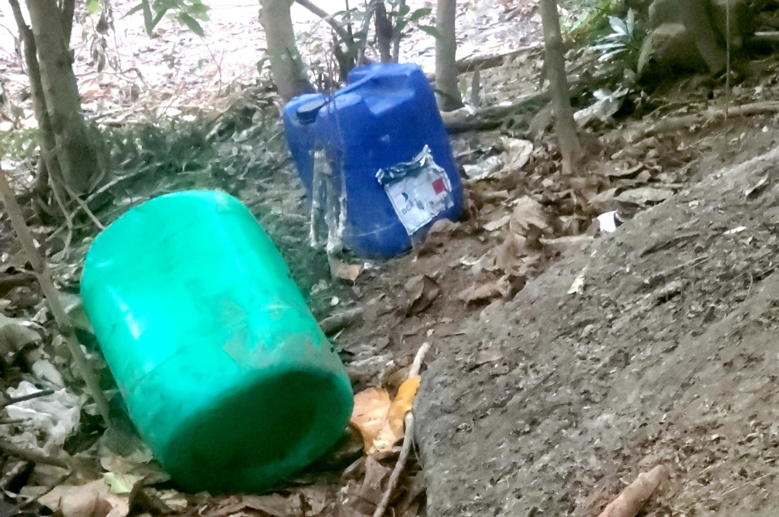 警慈雲山檢汽油及空玻璃樽 料可製造逾100汽油彈