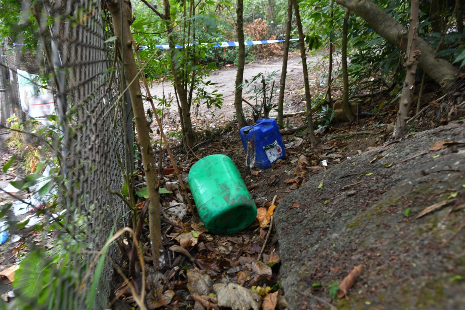 警慈雲山檢汽油及空玻璃樽 料可製造逾100汽油彈