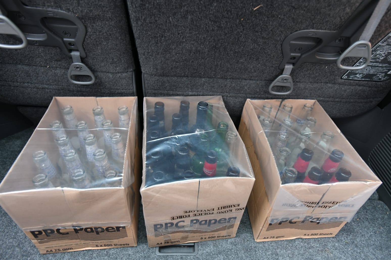 警慈雲山檢汽油及空玻璃樽 料可製造逾100汽油彈