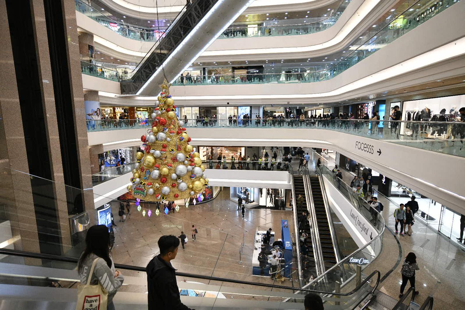 黑衣人在時代廣場內聚集